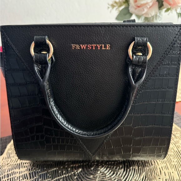 F&W STYLE | Small Croc Embossed Black Leather Handbag - Picture 2 of 11